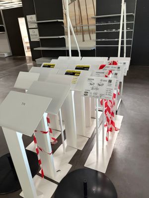 de nombreuses affiches exposées dans une pièce