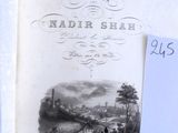 un vieux livre sur lequel figure l'image d'une ville