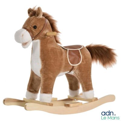 un cheval à bascule marron muni d'une selle