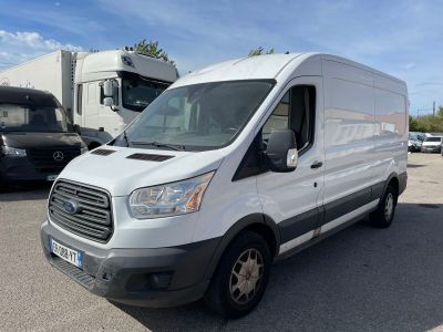 la camionnette blanche est garée dans le parking à côté d'autres véhicules