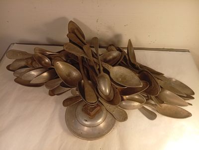 une pile de cuillères en argent posée sur un comptoir