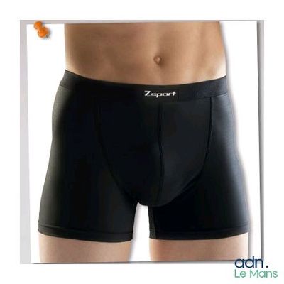 Cet homme porte un short de bain noir orné d'un logo sur le côté.