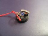 une bague posée sur un bijou