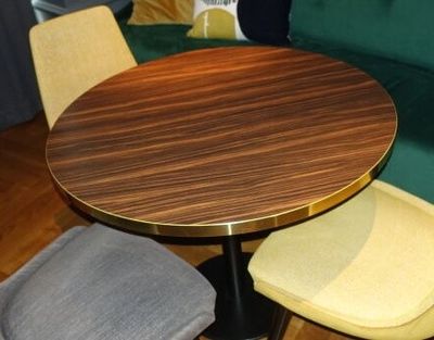 SUR DESIGNATION : Huit tables rondes et une table rectangula…