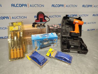 un grand nombre d'outils posés sur une table