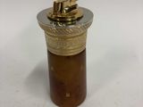 un distributeur de savon ancien en laiton et en bois sur fond blanc