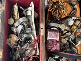 une boîte en bois remplie d'objets assortis sur une table