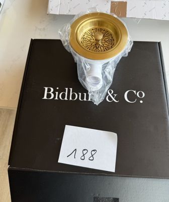 une boîte sur laquelle est posé un vase doré