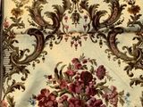 de nombreux tapis de toutes sortes disposés sur le sol