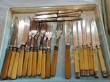 un plateau sur lequel se trouve un plateau contenant des fourchettes et des couteaux