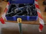 une boîte à outils posée sur une table, entourée de ruban adhésif