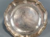 une assiette en argent avec un motif décoratif sur le bord