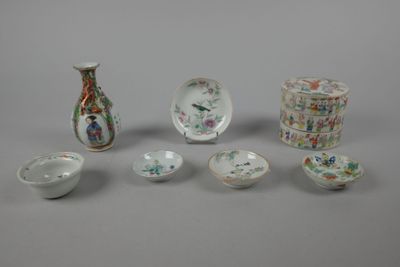 many different pieces of porcelain sitting on a table