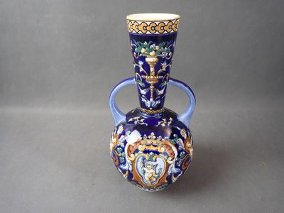 GIEN, vase en faïence décor renaissance H : 26,5 cm ( accide…