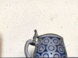 trois vases bleus et blancs posés sur une étagère près d'un mur blanc