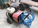 une machine posée par terre à côté d'un chariot