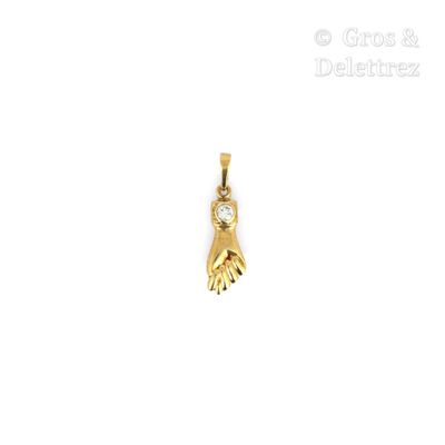 une image représentant un pendentif en or orné d'un diamant au centre