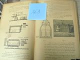 un livre ouvert, orné de dessins, posé sur une table
