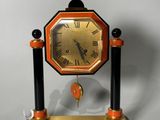 une horloge posée sur un socle
