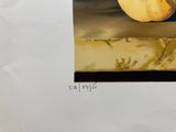 une peinture représentant une poire posée sur une table près d'une fenêtre