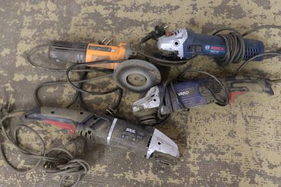 a lot of tools that are laying on the floor