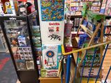 une vitrine présentant des jouets et des jeux dans un magasin de jouets