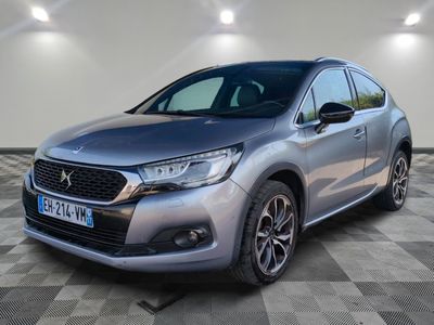 une voiture argentée garée dans un garage au sol en damier