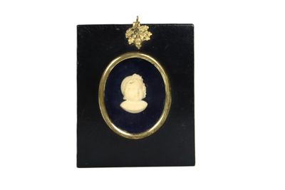 Miniature à vue ovale figurant en bas relief un jeune enfant…