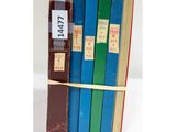 une pile de livres posée sur une table, sur laquelle sont apposées des étiquettes