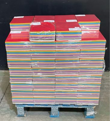 une palette remplie de cartes aux couleurs vives posée sur une palette