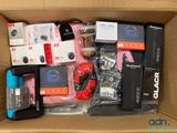 une boîte en carton remplie de divers appareils électroniques et gadgets