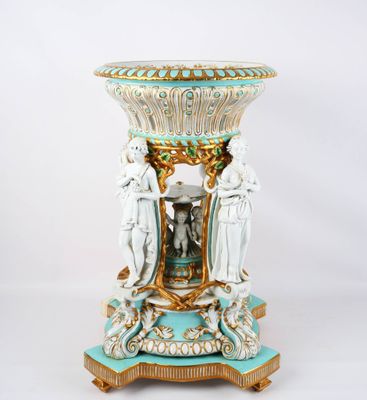 une image représentant un vase posé sur un socle, sur fond blanc