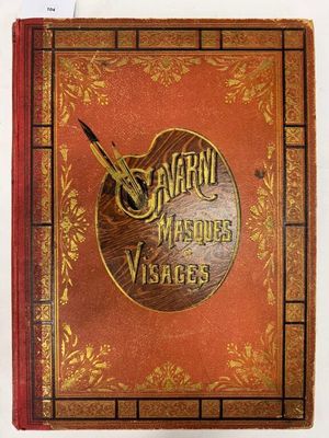 un vieux livre sur lequel est posée une horloge, posé sur une table