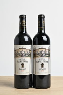 deux bouteilles de vin posées l'une à côté de l'autre sur une table en bois