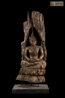 une image représentant une statue d'une personne assise sur une souche d'arbre