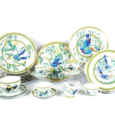 un grand nombre d'assiettes et de tasses posées sur une table
