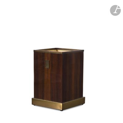une image représentant une petite boîte en bois dotée d'un fond en métal