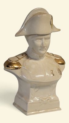 un buste d'homme coiffé d'un chapeau