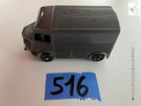 un camion miniature avec un autocollant sur le côté