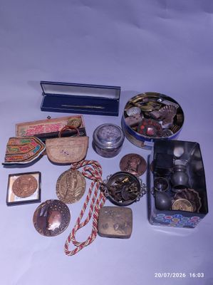 de nombreuses médailles et autres objets posés sur une table
