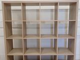 un gros plan sur une bibliothèque comportant de nombreuses étagères