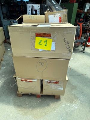 boîtes empilées les unes sur les autres sur une palette dans un entrepôt