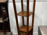 une grande étagère en bois surmontée d'une horloge