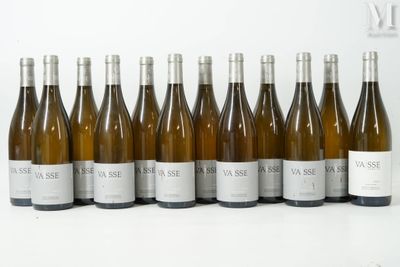 six bouteilles de vin blanc alignées sur une table