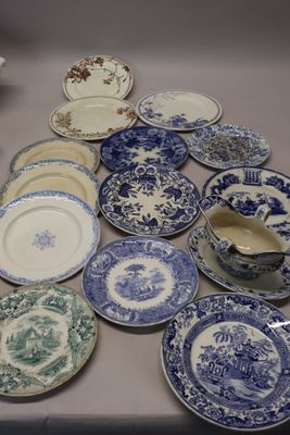 beaucoup d'assiettes et de bols bleus et blancs sur une table
