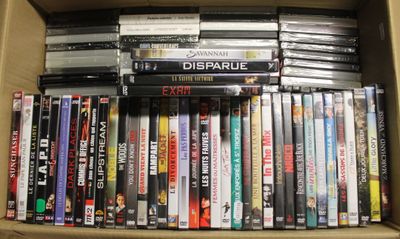 une boîte remplie de DVD posée sur une table