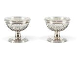 une paire de bougeoirs en métal plaqué argent sur socles
