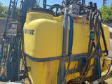 un réservoir jaune posé sur un chariot bleu