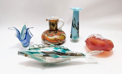 de nombreux morceaux de verre posés sur une table
