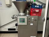 une machine qui se trouve dans une pièce où il y a beaucoup d'objets